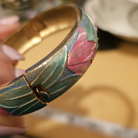 Vintage Kramer hinged bangle bracelet - Picture 2 of 16